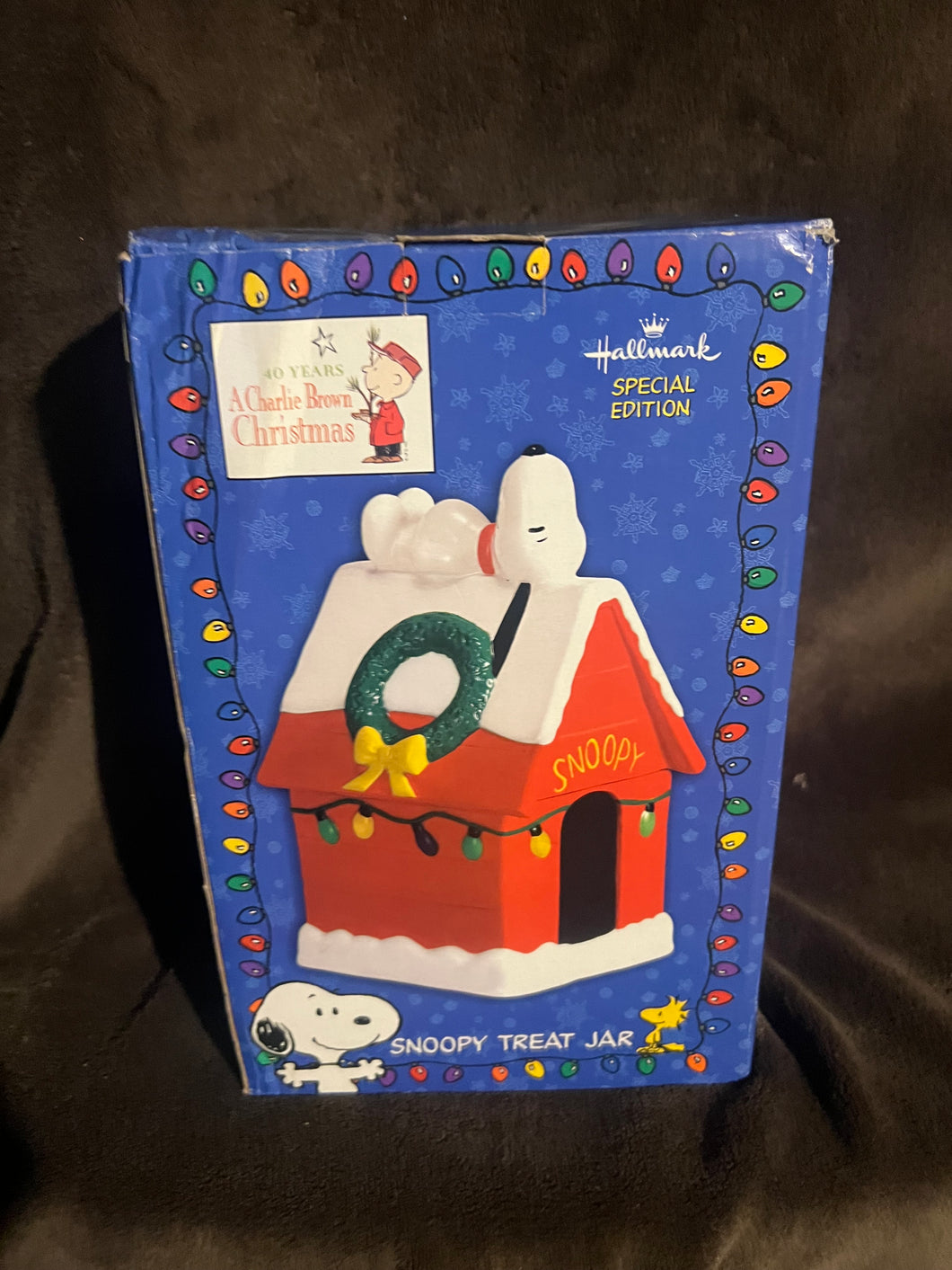 Peanuts Gang Snoopy on Dog box Holiday Christmas Cookie Jar Vintage Still in box never used